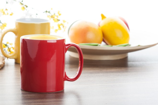 mugstore_keramicky_hrnek_bergen_andapresent_cerveny_interier