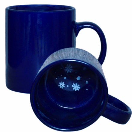 mugstore_vanocni_hrnek_modry_vlocky_uvnitr