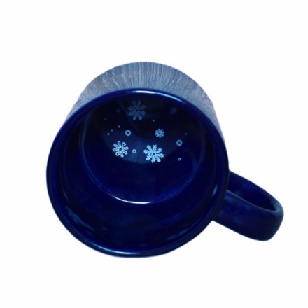mugstore_vanocni_hrnek_modry_vlocky_uvnitr_3
