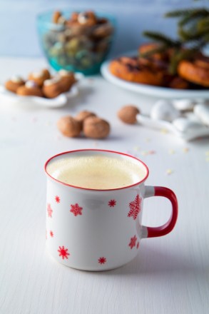 mugstore_vanocni_keramicky_retro_hrnek_vlocky_nakkala_andapresent_300ml4